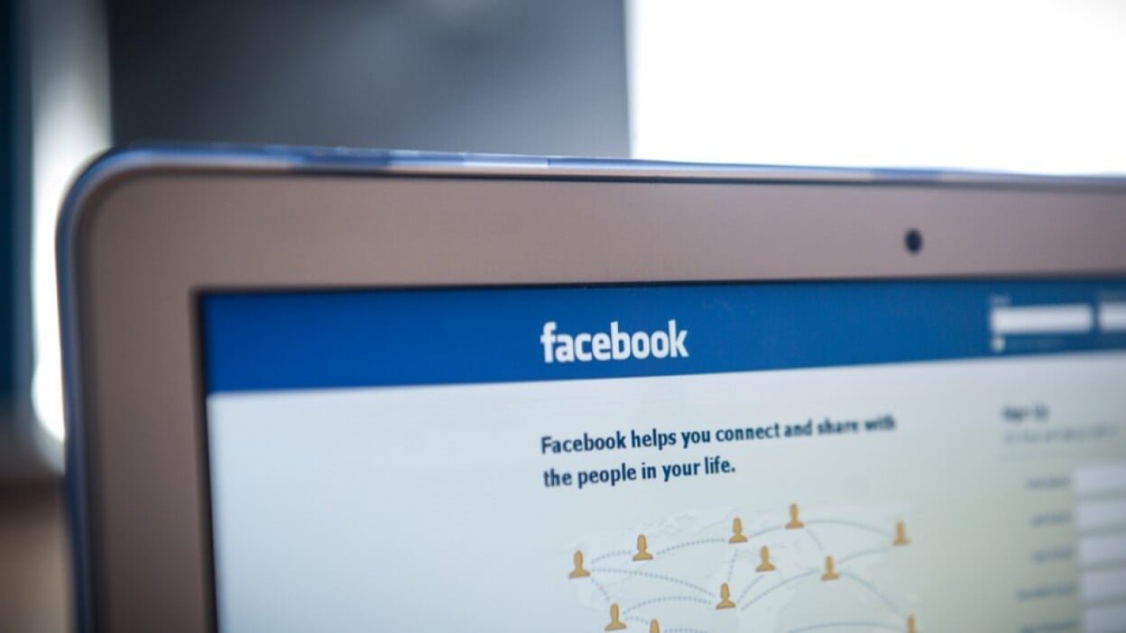 Apple moves to thwart Facebook tracking